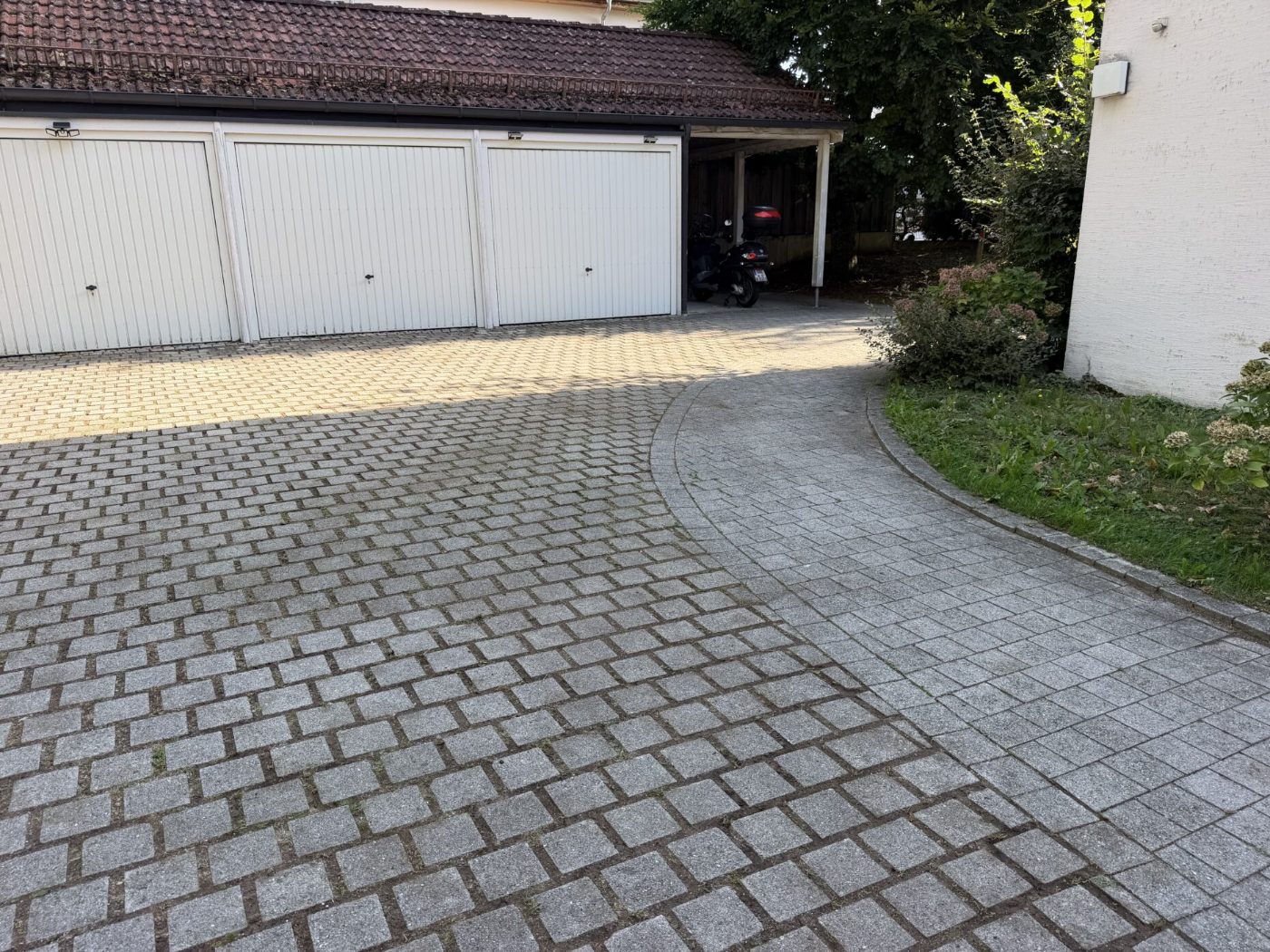 Gereinigte Garagenzufahrt ohne Unkraut nach dem Hausmeisterservice