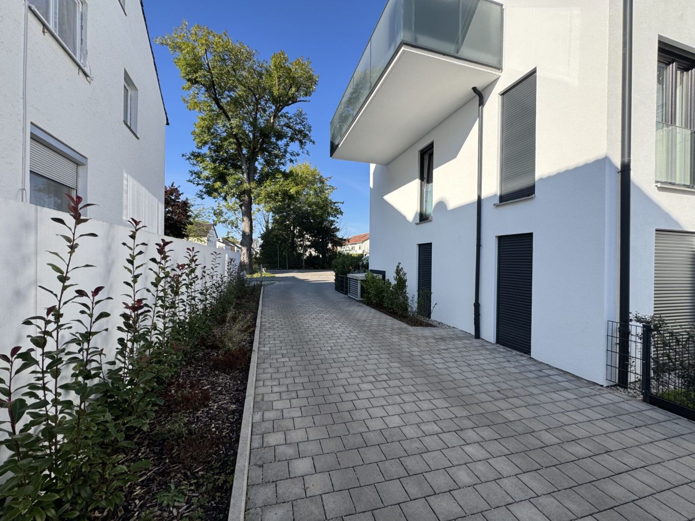 Außenansicht einer betreuten Wohnanlage mit Zufahrt