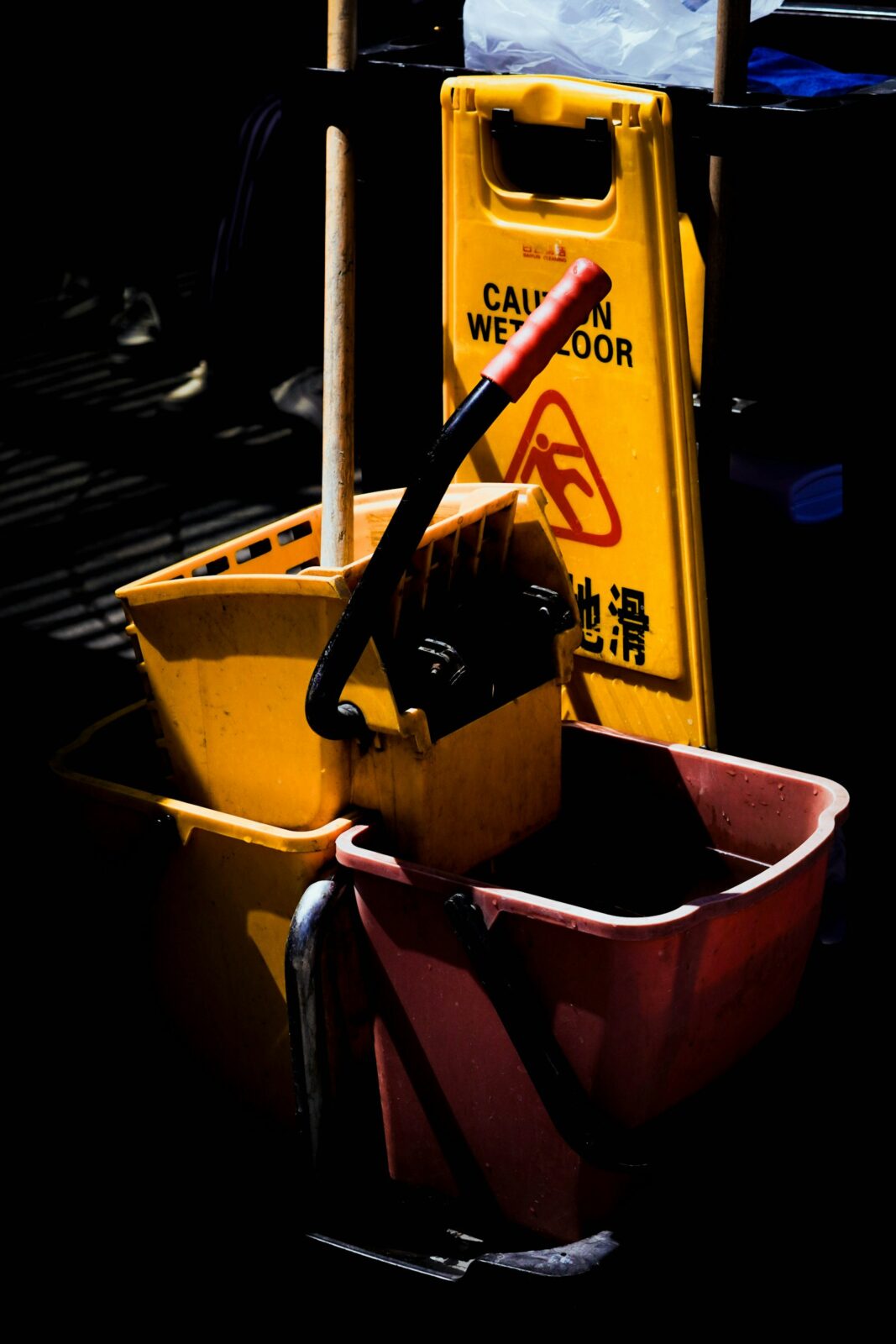 Wischeimer und Mopp bei der Unterhaltsreinigung