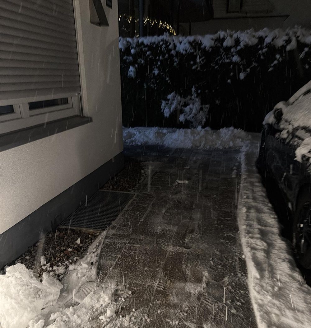 Geräumter Weg am Haus bei Schneefall – Winterdienst Fruhnert