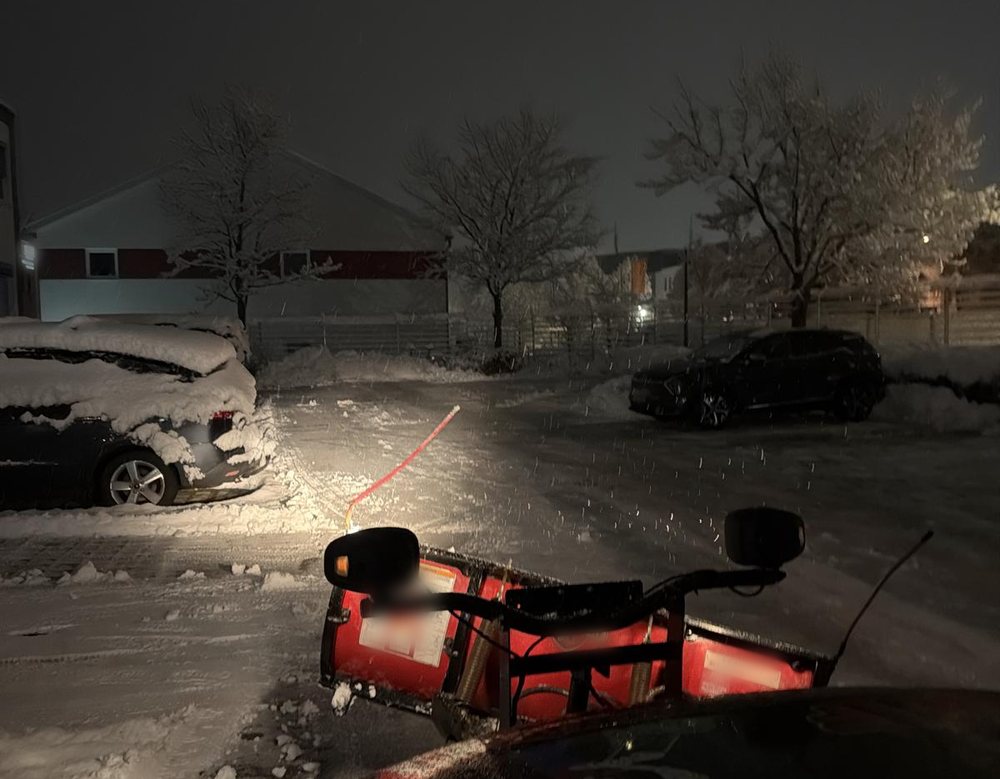 Schneeschild im Einsatz auf einem Parkplatz – Winterdienst Fruhnert
