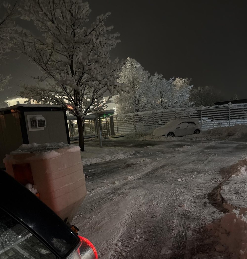 Streugerät am Fahrzeug beim Früheinsatz – Winterdienst Fruhnert