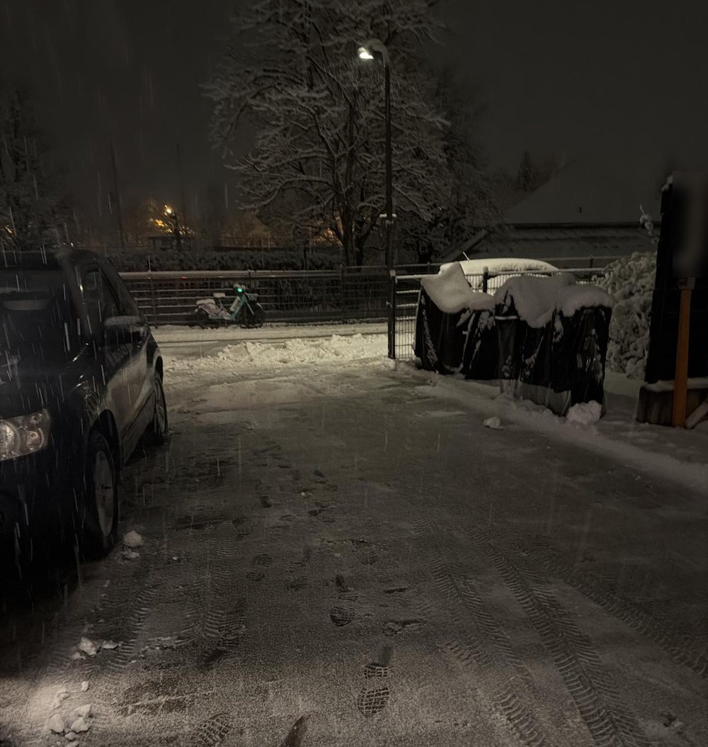 Geräumte Zufahrt am Abend – Winterdienst Fruhnert