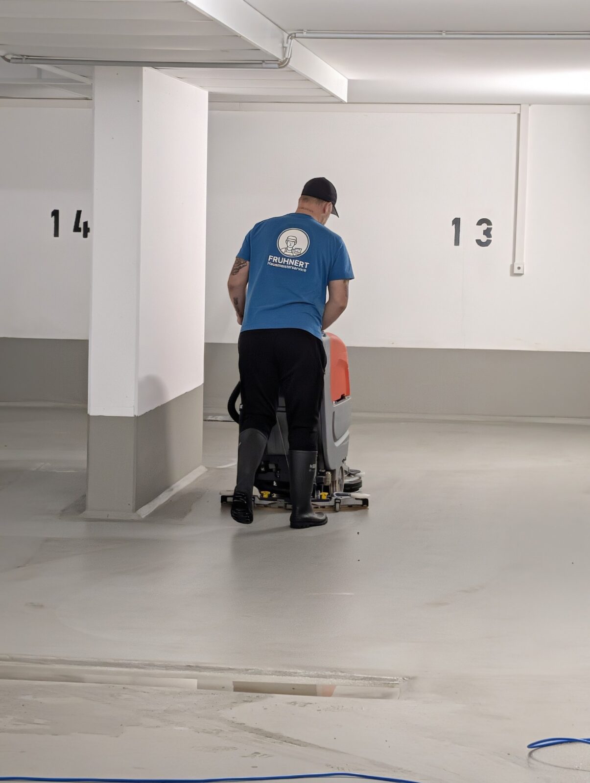 Andreas Fruhnert bei der Tiefgaragenreinigung mit der Scheuersaugmaschine