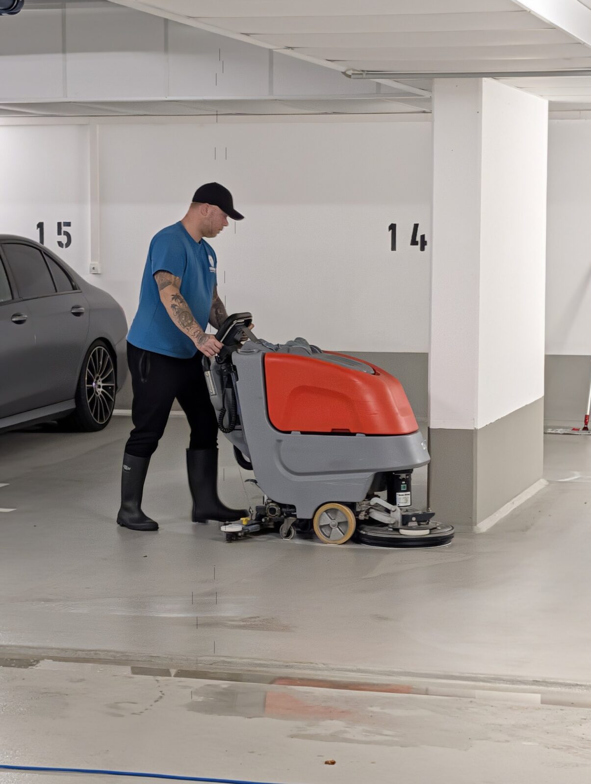 Nassreinigung der Tiefgarage mit Scheuersaugmaschine durch Andreas Fruhnert