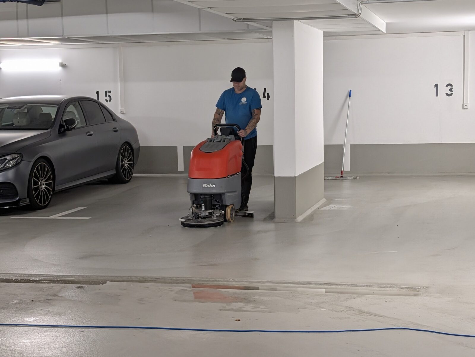 Andreas Fruhnert reinigt einen Stellplatz in der Tiefgarage
